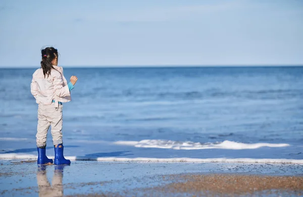 Ragazza Carina Che Indossa Stivali Gomma Accanto All Oceano — Foto Stock