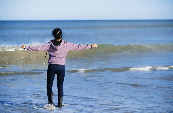 海で楽しんでいる幸せな女性 — ストック写真