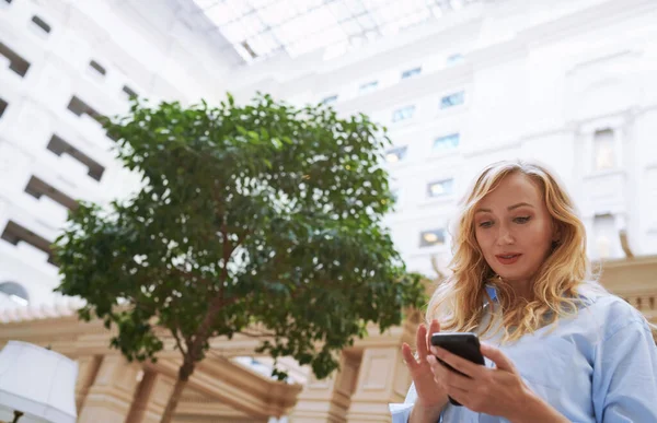 Zakenvrouw Met Smartphone Moderne Bankenlobby — Stockfoto