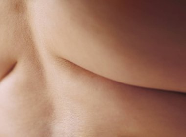 Büyük bedenli kadının arkası.