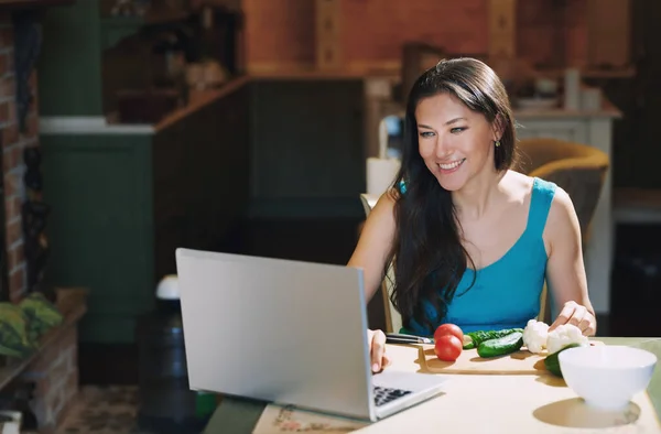 Vrouw Aan Tafel Met Groenten Werkend Laptop — Stockfoto