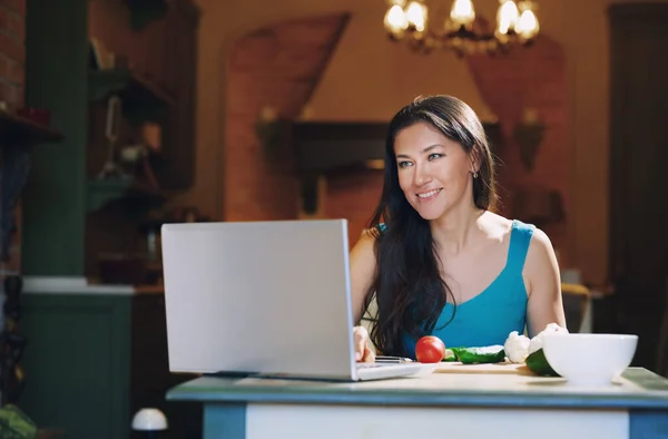 Mujer Mesa Con Verduras Trabajando Través Ordenador Portátil — Foto de Stock