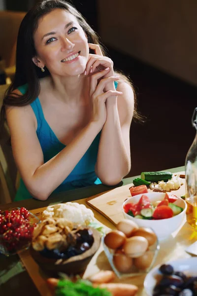 Frau Sitzt Mit Gemüse Tisch — Stockfoto