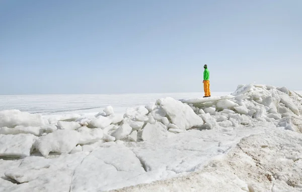 Young Adult Man Outdoors Exploring Icy Landscape — Stock Photo, Image