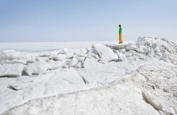 Young Adult Man Outdoors Exploring Icy Landscape — Stock Photo, Image