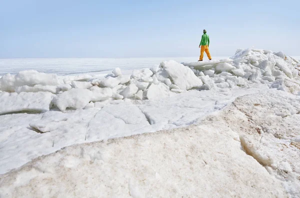 Young Adult Man Outdoors Exploring Icy Landscape — Stock Photo, Image