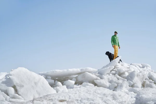 Hombre Joven Adulto Aire Libre Con Perro Explorando Paisaje Invernal — Foto de Stock