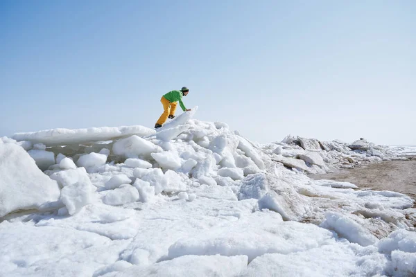 若いです大人屋外の男探検氷の風景 — ストック写真
