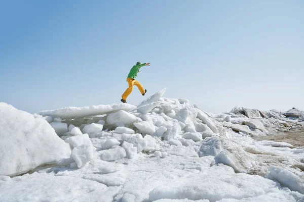 若いです大人男性屋外で氷の風景を探索 — ストック写真