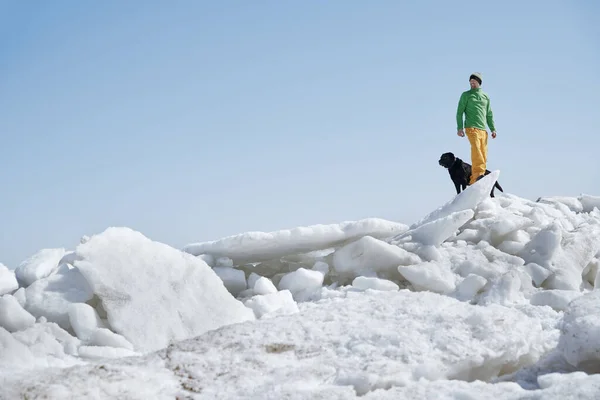 Fiatal Felnőtt Férfi Szabadban Kutyájával Felfedezi Téli Tájat — Stock Fotó