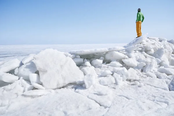 Young Adult Man Outdoors Exploring Icy Landscape — Stock Photo, Image