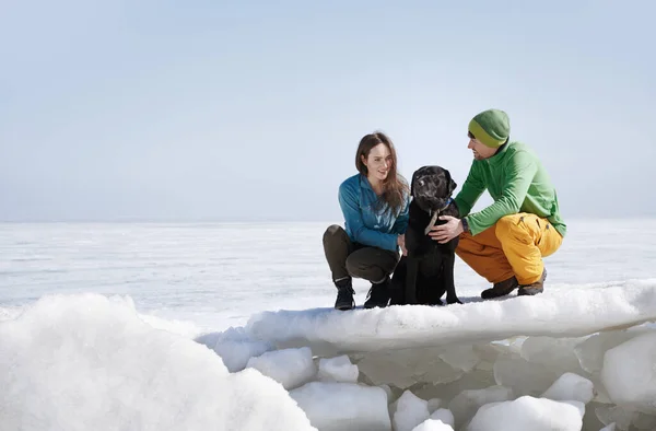 Joven Pareja Adultos Aire Libre Con Perro Divertirse Paisaje Invierno — Foto de Stock