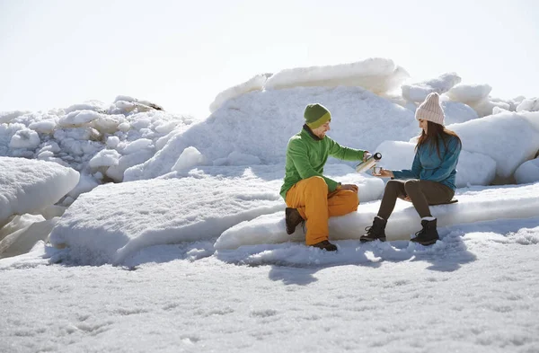 Mladý Dospělý Pár Venku Objevování Zimní Krajiny — Stock fotografie