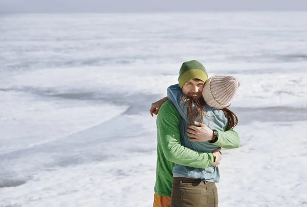 Joven Pareja Adulta Divirtiéndose Invierno Paisaje — Foto de Stock