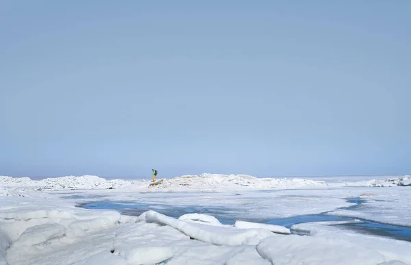 Young Adult Man Backpack Outdoors Exploring Icy Landscape — Stock Photo, Image