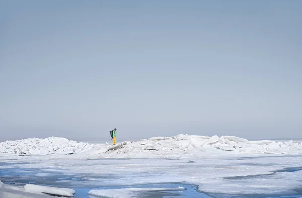 若いです大人男とともにバックパック屋外探検氷の風景 — ストック写真