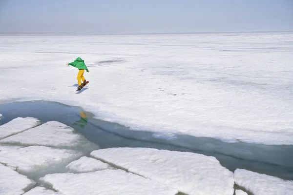 氷と雪の風景の中で屋外スノーボードの男 — ストック写真