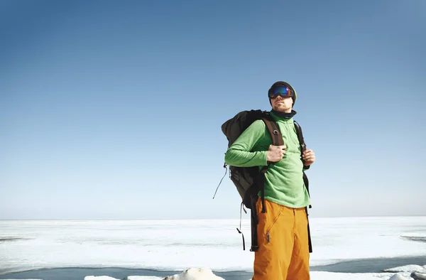 Ung Vuxen Man Med Ryggsäck Utomhus Utforska Isigt Landskap — Stockfoto