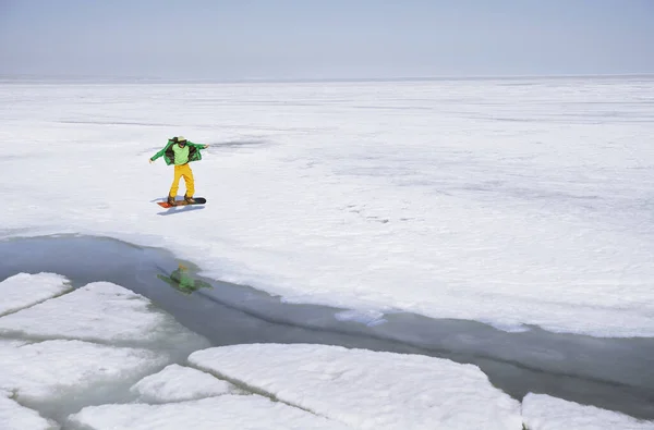 Snowboard Ember Szabadban Jeges Havas Táj — Stock Fotó