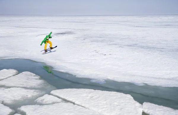 Snowboard Ember Szabadban Jeges Havas Táj — Stock Fotó