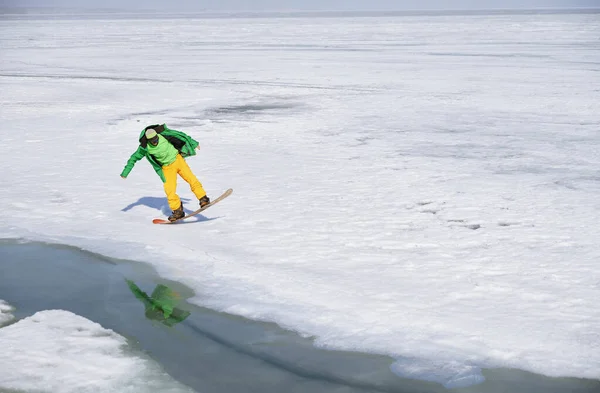 氷と雪の風景の中で屋外スノーボードの男 — ストック写真