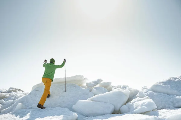 Yürüyen Sopalarla Buzlu Araziyi Keşfeden Genç Bir Adam Stok Resim