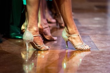Latin dansı yapan kadın bacakları.