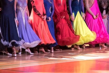 satır dansçıların dans yarışması