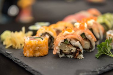 siyah bir tabağa suşi rulo