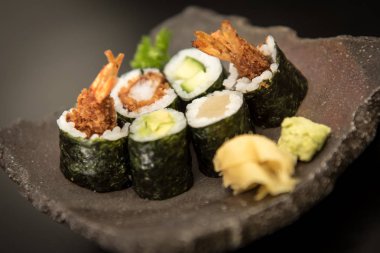 Suşi maki somon, avokado ve karides ile rulo