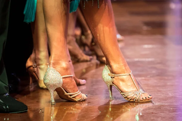 Pernas Femininas Masculinas Bonitas Dança Ativa Salão Baile Dentro Casa — Fotografia de Stock