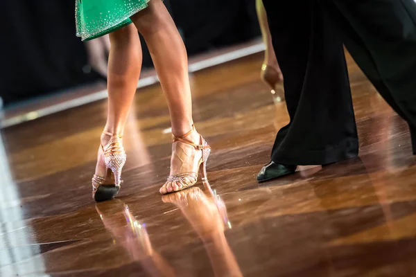 Beine Junger Tänzer Auf Der Tanzfläche — Stockfoto