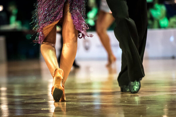 Крупный план ног танцоров бальных танцев

