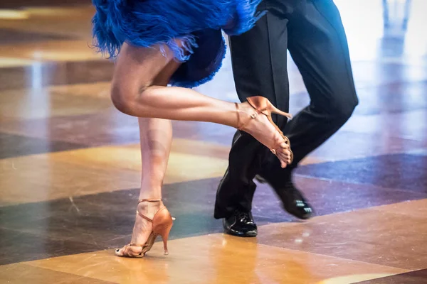 Beine Junger Tänzer Auf Der Tanzfläche — Stockfoto