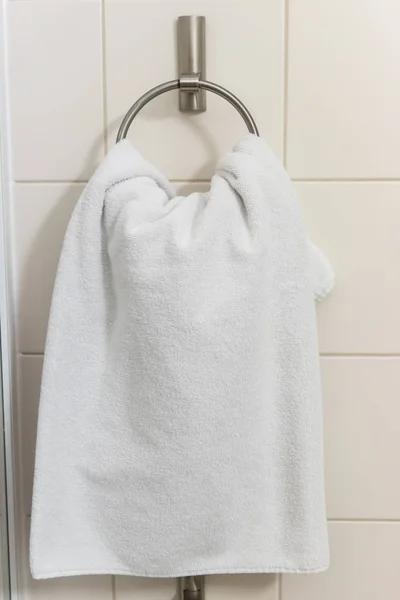Witte Handdoek Een Hanger Badkamer — Stockfoto