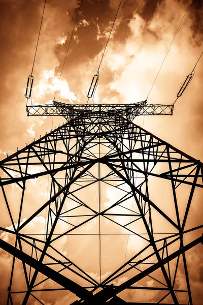 Bulutlu Gökyüzü Arka Plan Üzerinde Elektrik Pilon — Stok fotoğraf