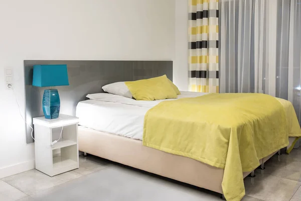 Άνετο Κρεβάτι Μοντέρνο Δωμάτιο Κίτρινο Χρώμα Πράσινο Τόνο — Φωτογραφία Αρχείου