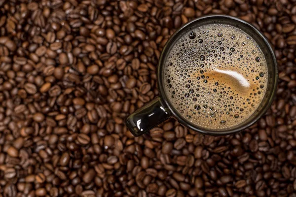 Grãos Café Fundo Xícara Preta Com Bebida Quente — Fotografia de Stock