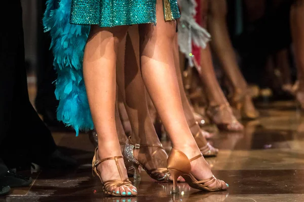 Zapatos Baile Pies Piernas Pareja Femenina Masculina Salón Baile Latino —  Fotos de Stock