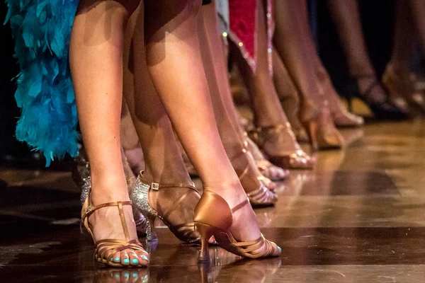 Ноги Женщины Танцующей Латинский Танец — стоковое фото