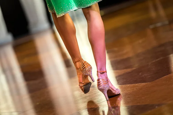 ラテンダンスを踊る女性の足は — ストック写真