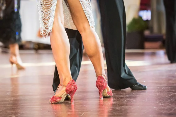 Închiderea Picioarelor Dansatorilor Din Sala Bal — Fotografie, imagine de stoc