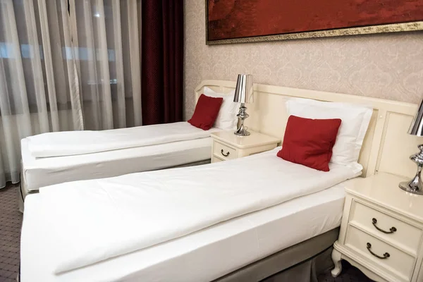Δύο Κρεβάτια Κρεβατοκάμαρα Κομοδίνο Και Λαμπτήρα — Φωτογραφία Αρχείου