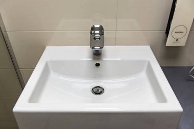 Klasik modern beyaz lavabo krom su ile dokunun ve tutucu sabun |