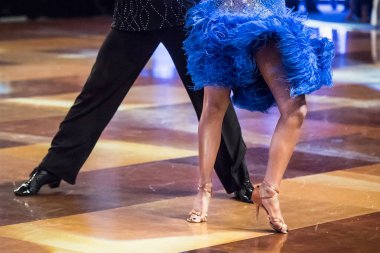 Dans pistinde genç dansçıların bacakları