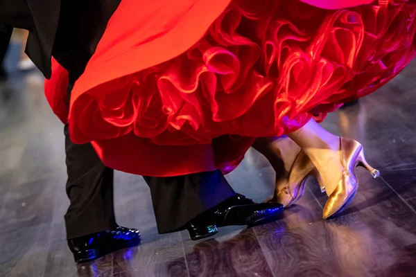 Dans pistinde genç dansçıların bacakları