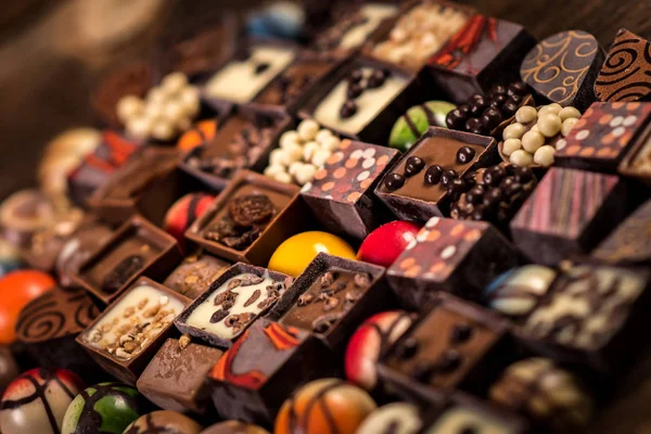 Pralinas Chocolate Sortidas Fundo Madeira — Fotografia de Stock