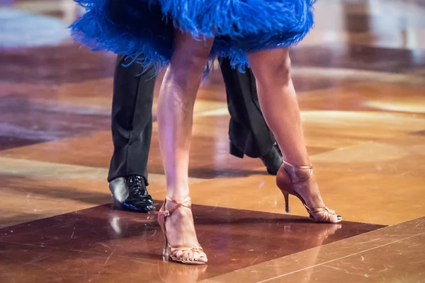 Ноги Молодих Танцюристів Танцмайданчику — стокове фото