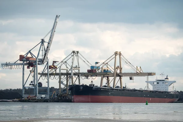 Großes Containerschiff Hafen Entladen — Stockfoto