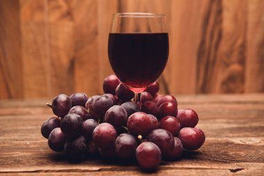 Kırmızı üzüm suyu veya şarap ve meyve dolu cam